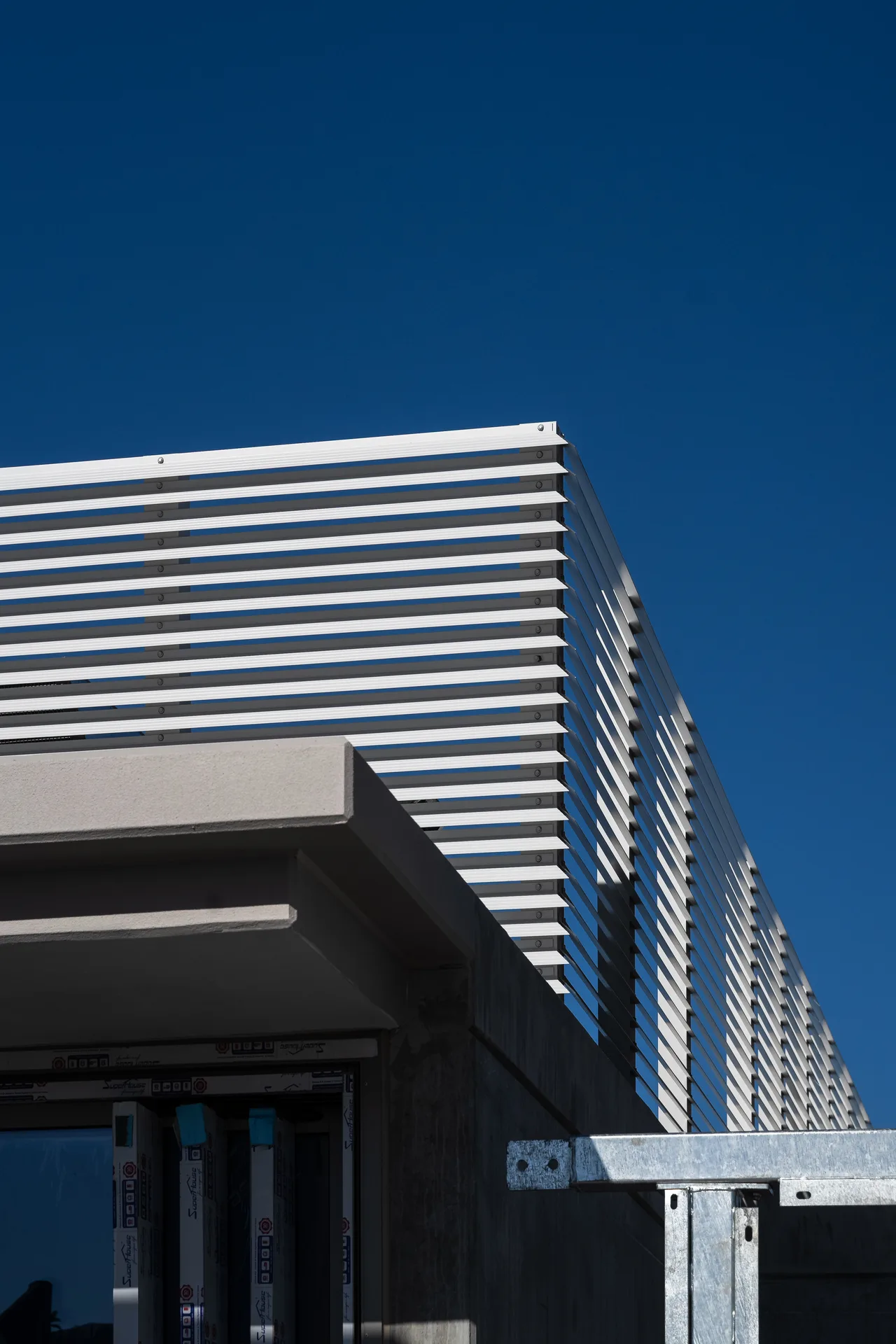 White aluminium sun-blade against the sky, Allere West Village